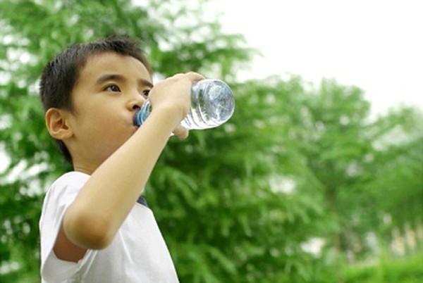 Có nên cho trẻ uống nước khoáng Lavie