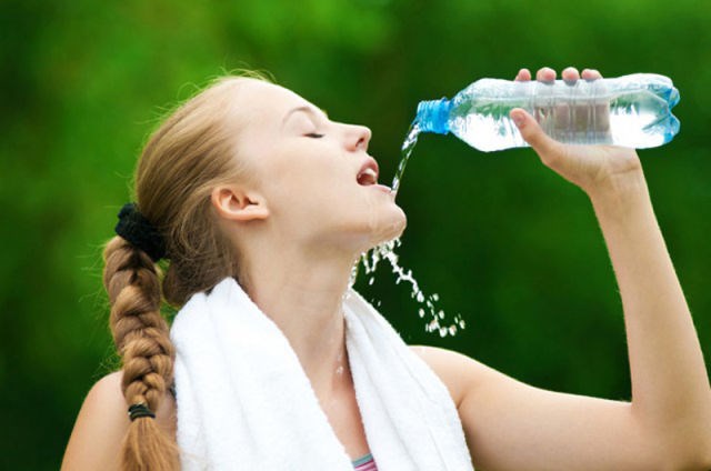 Ứng dụng của nước uống đóng chai trong cuộc sống